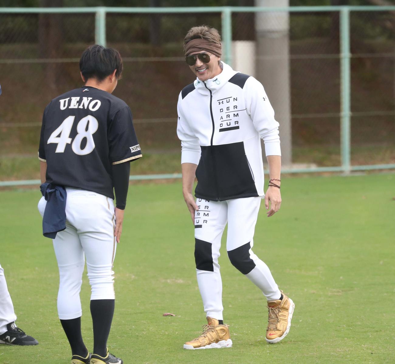 上野とあいさつする新庄監督（撮影・黒川智章）