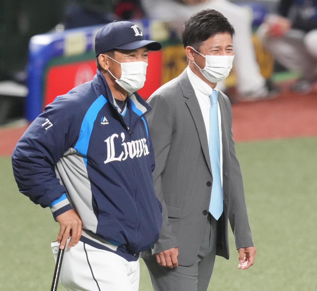 松井ヘッドコーチ（左）と談笑する西武平石打撃コーチ（撮影・鈴木みどり）