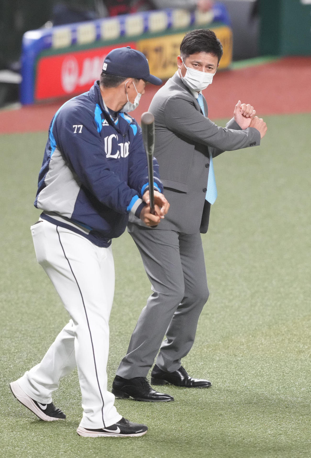 松井ヘッドコーチ（左）と話す西武平石打撃コーチ（撮影・鈴木みどり）