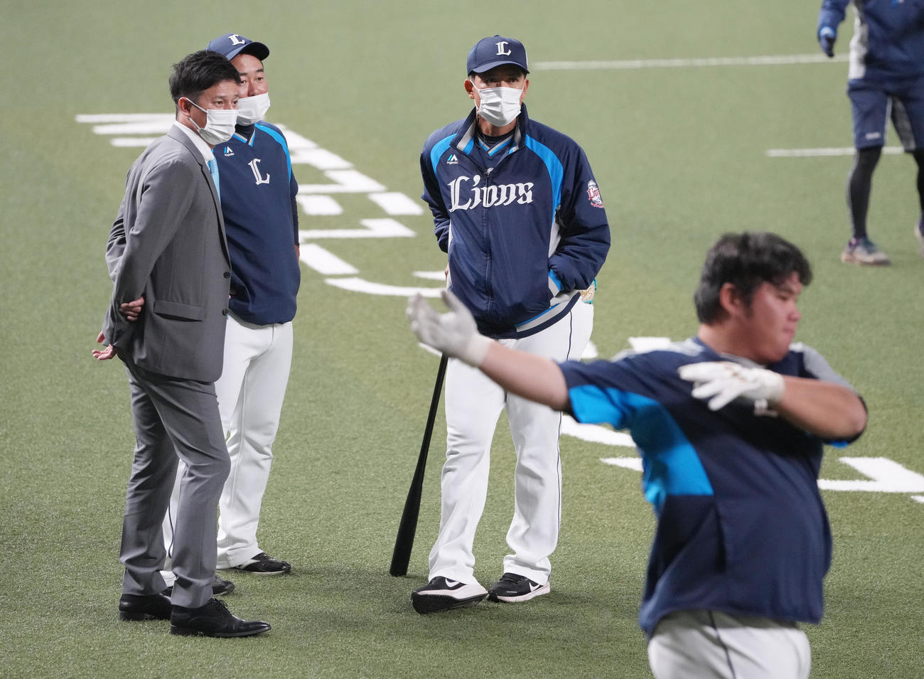 松井ヘッドコーチ（右）、佐藤外野守備走塁コーチ（中央）と渡部（手前）らの練習を見守る西武平石打撃コーチ（撮影・鈴木みどり）