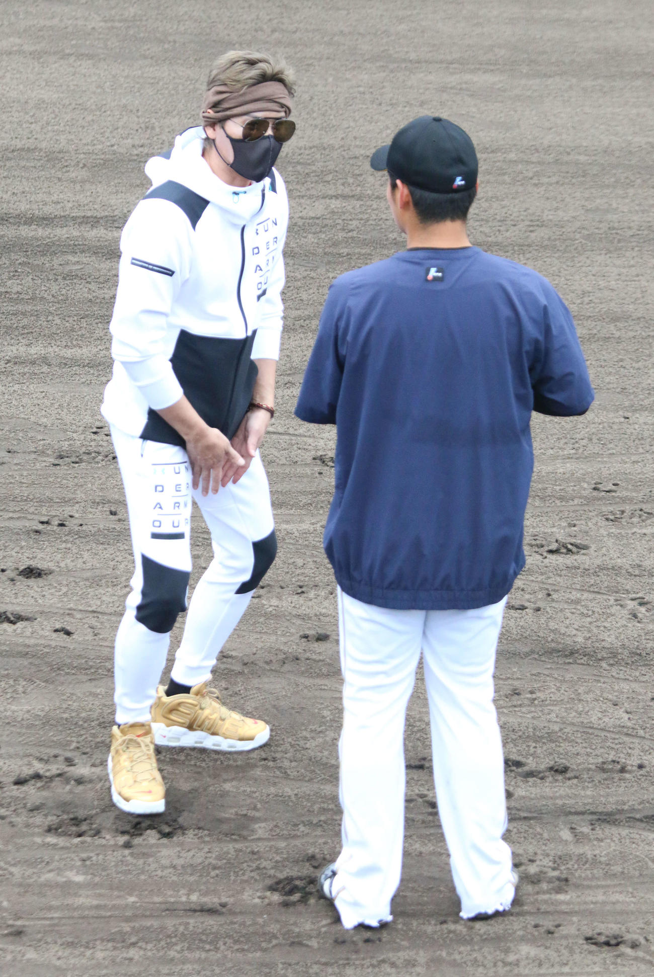日本ハム秋季キャンプ　清宮にアドバイスを送る新庄監督（左）（撮影・木下大輔）