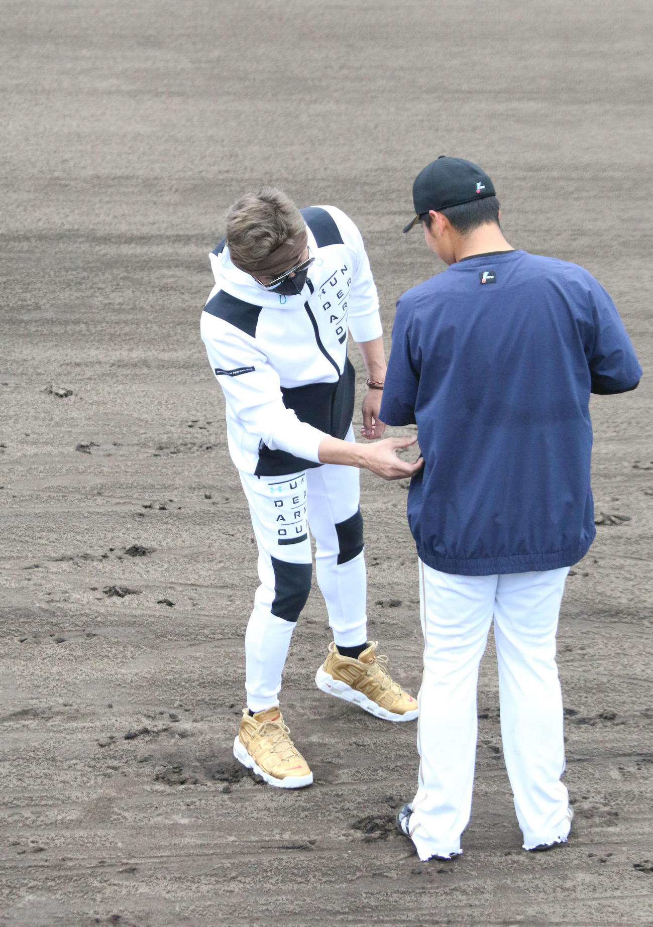 日本ハム秋季キャンプ　清宮にアドバイスを送る新庄監督（左）（撮影・木下大輔）
