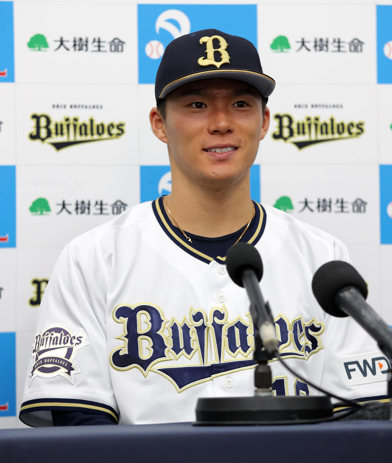 10・11月の投手部門での月間MVPを受賞し笑顔で会見する山本