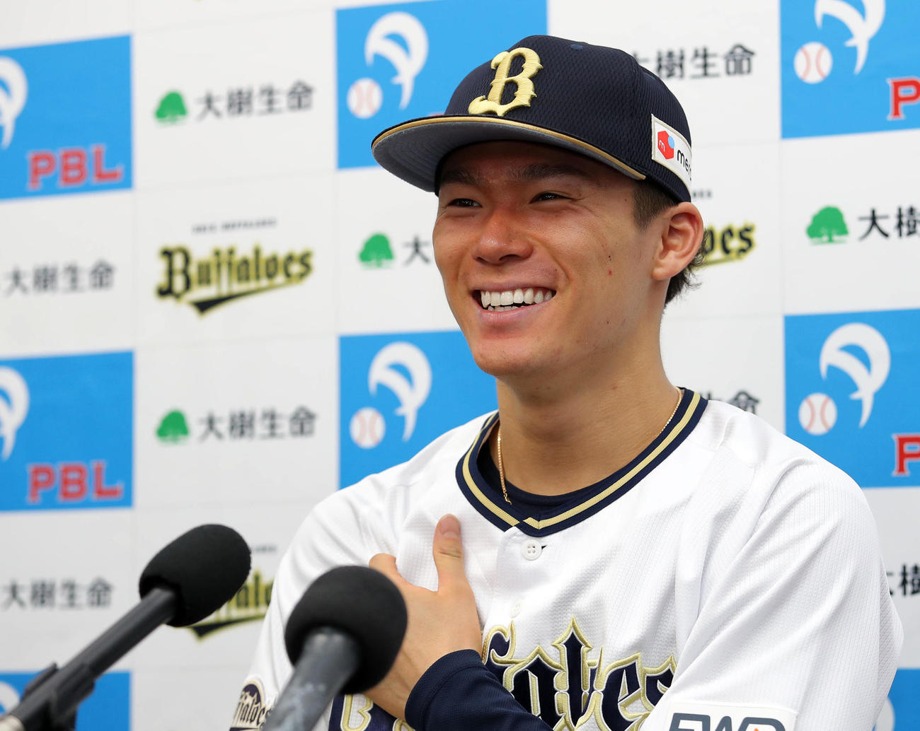 10・11月の投手部門での月間MVPを受賞し笑顔で会見する山本
