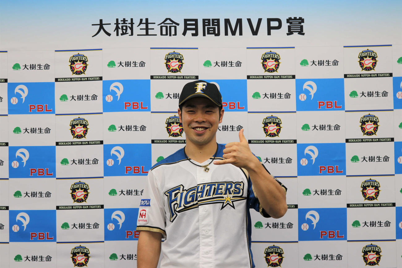 月間MVPに輝き“ビッグボス”ポーズで喜ぶ近藤（撮影・小林憲治）