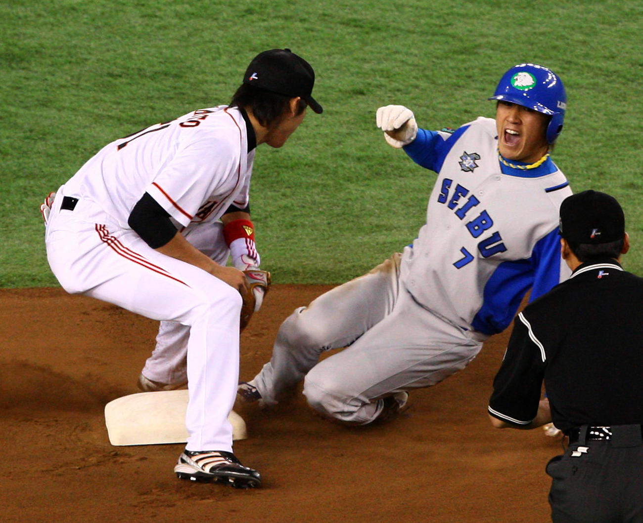 08年11月、巨人との日本シリーズ第7戦、二塁盗塁に成功する西武片岡