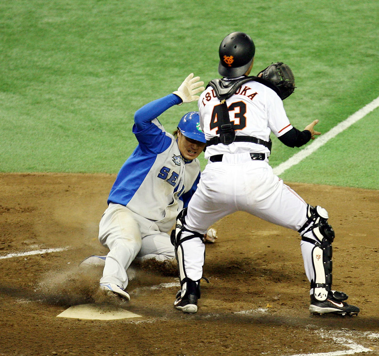 日本シリーズ第7戦　巨人対西武　8回表西武1死三塁、中島の三ゴロで同点の生還を果たす片岡易之。捕手鶴岡一成（2008／11／09）　滑り込み