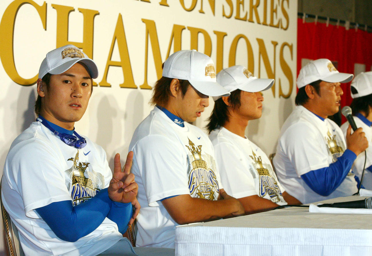 西武日本一祝勝会　日本シリーズ第7戦　巨人対西武　優勝会見でVサインする片岡易之（左）