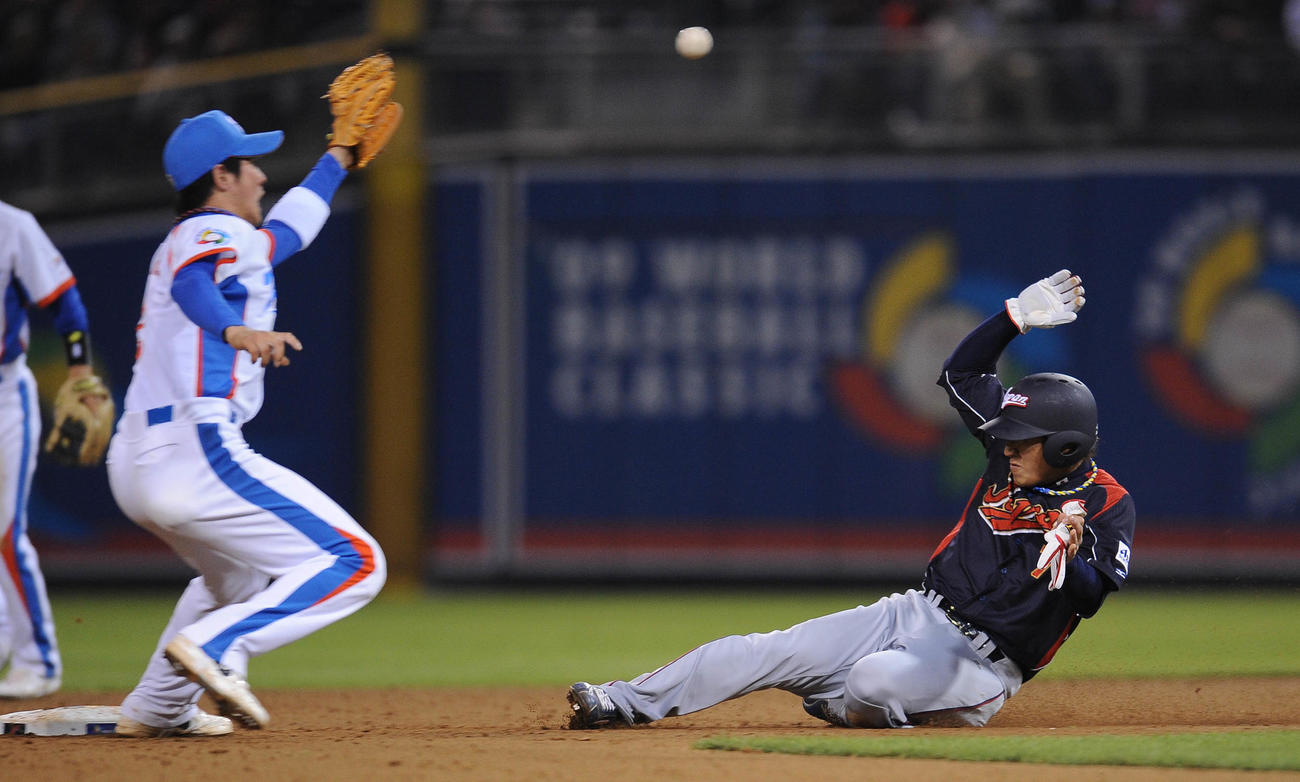 09年3月、WBC第2ラウンドの韓国戦で二塁盗塁を決める片岡