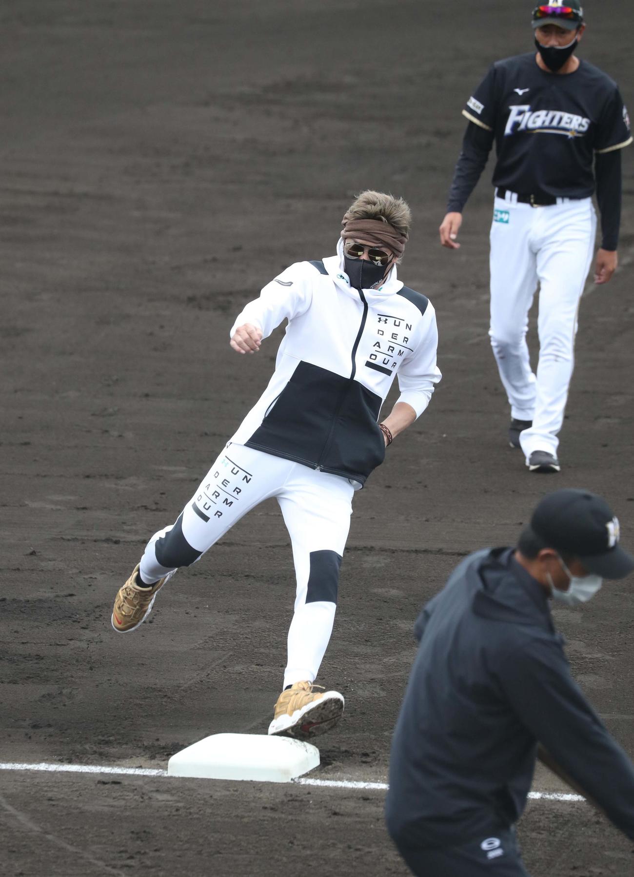 紺田コーチと走塁方法の打ち合わせをする新庄監督（撮影・黒川智章）