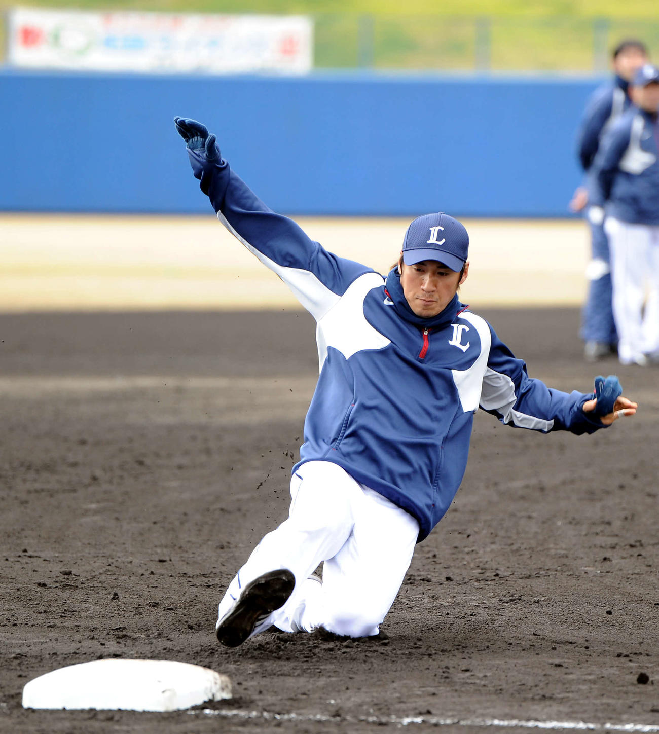 13年２月、西武の南郷春季キャンプでベースランニングで三塁ベースに滑り込む西武片岡