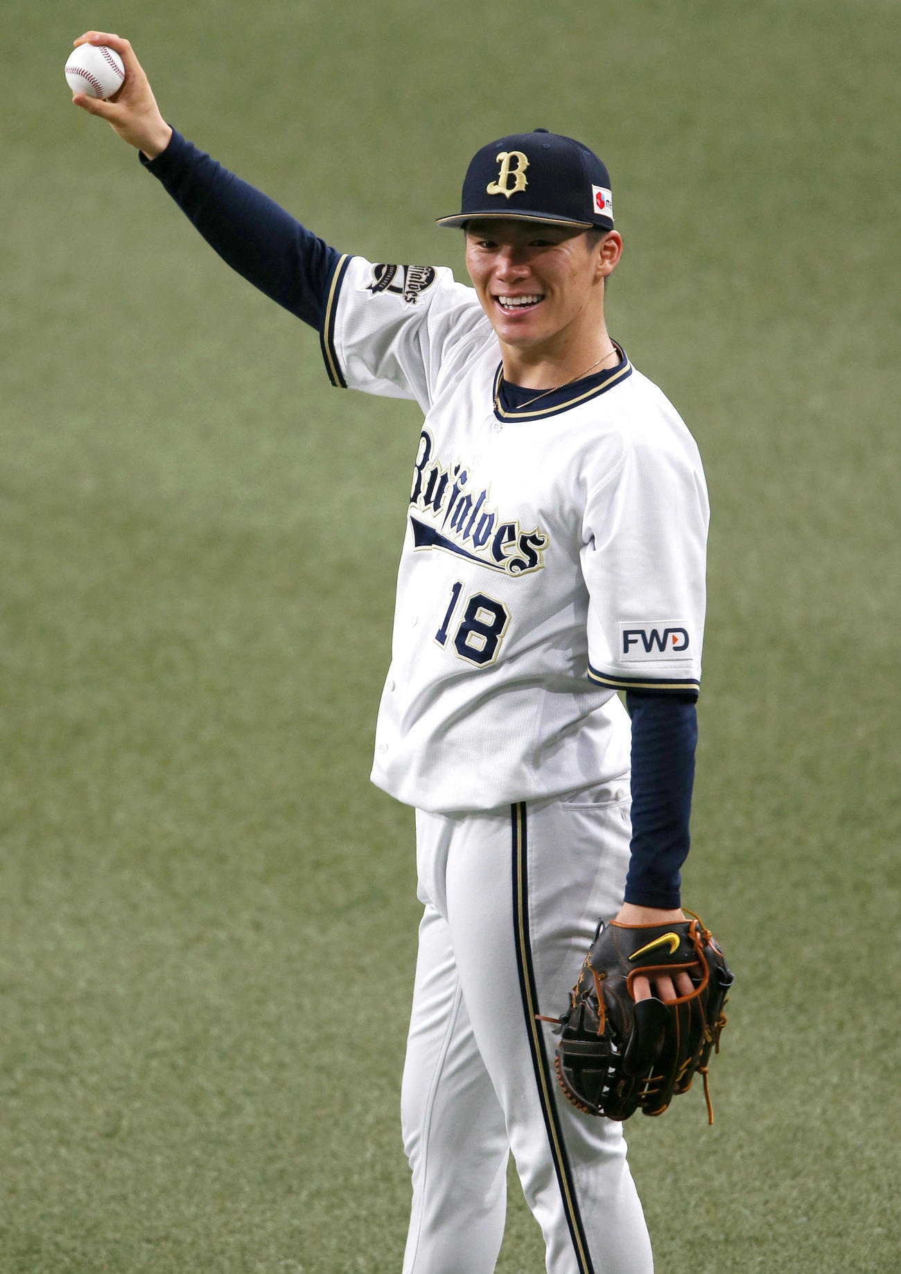 リラックスした表情でキャッチボールするオリックス山本（撮影・上山淳一）