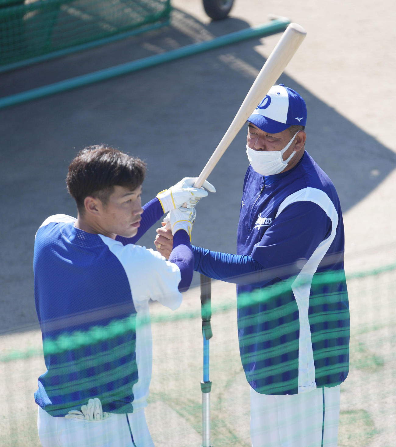 京田陽太（左）にアドバイスをする中村紀洋打撃コーチ（2021年11月5日撮影）