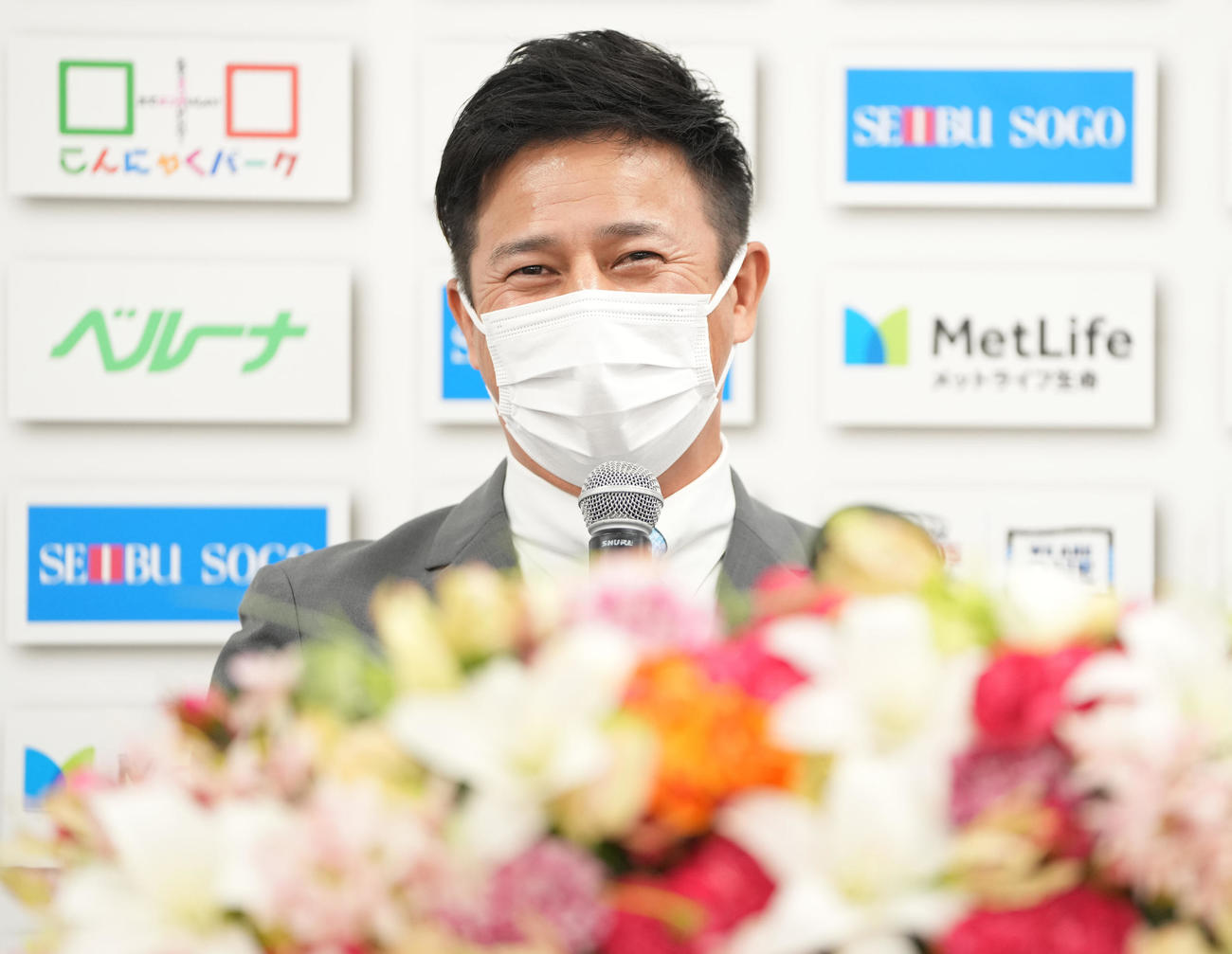 就任会見で笑顔を見せる西武平石打撃コーチ（撮影・鈴木みどり）