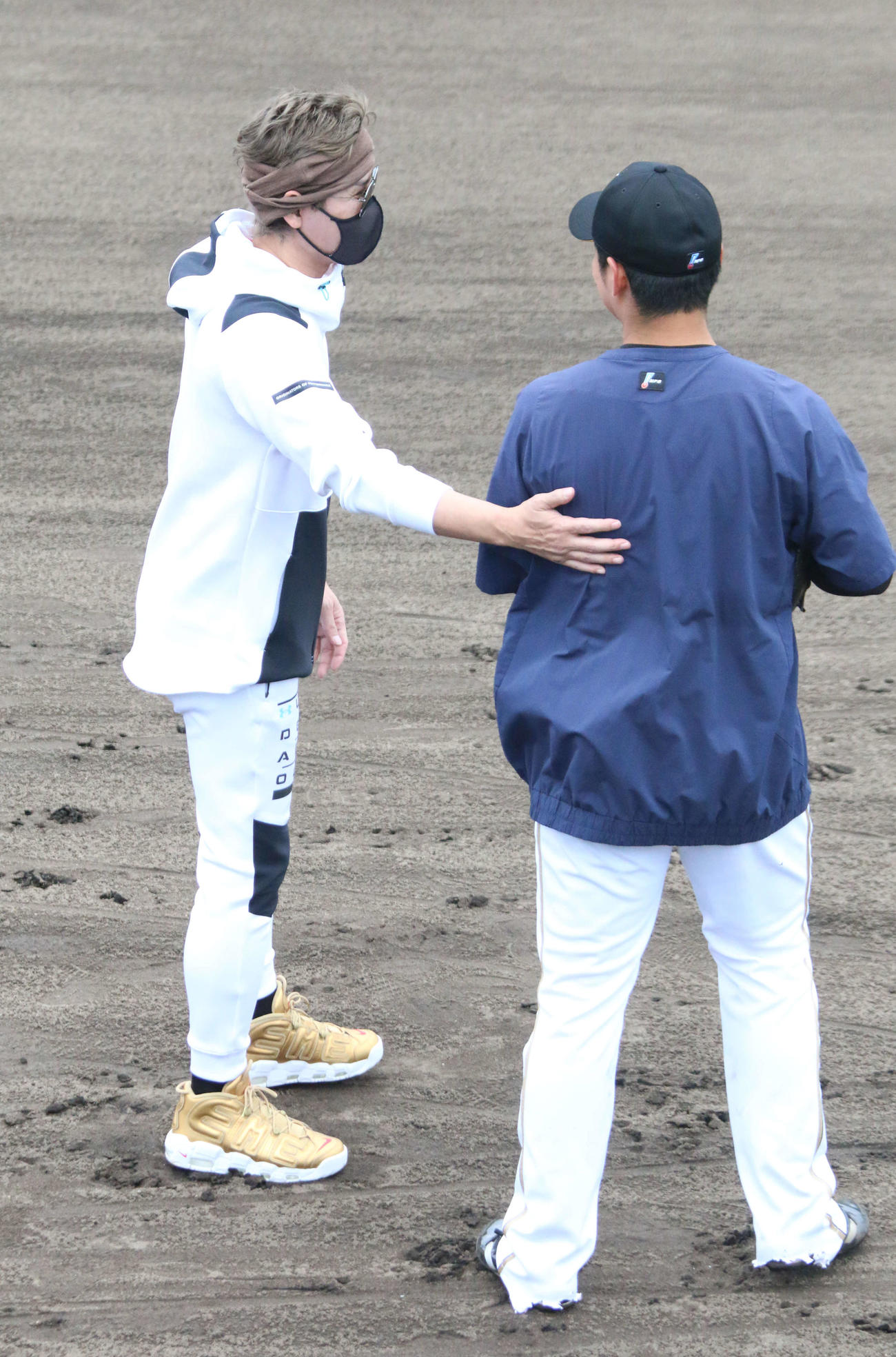 日本ハム秋季キャンプ　清宮にアドバイスを送る新庄監督（左）（撮影・木下大輔）