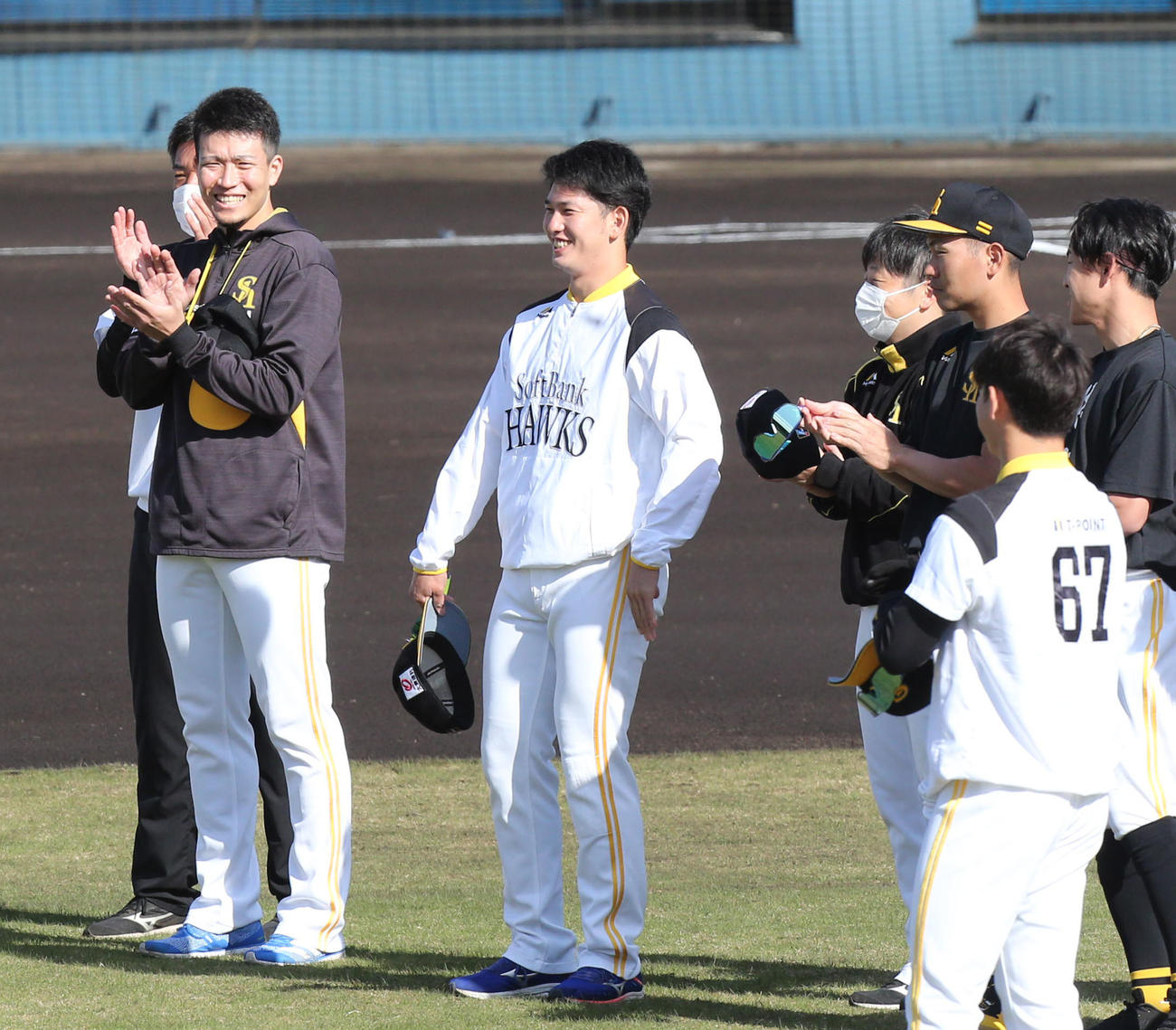 秋季キャンプに合流した千賀滉大（左）（撮影・梅根麻紀）