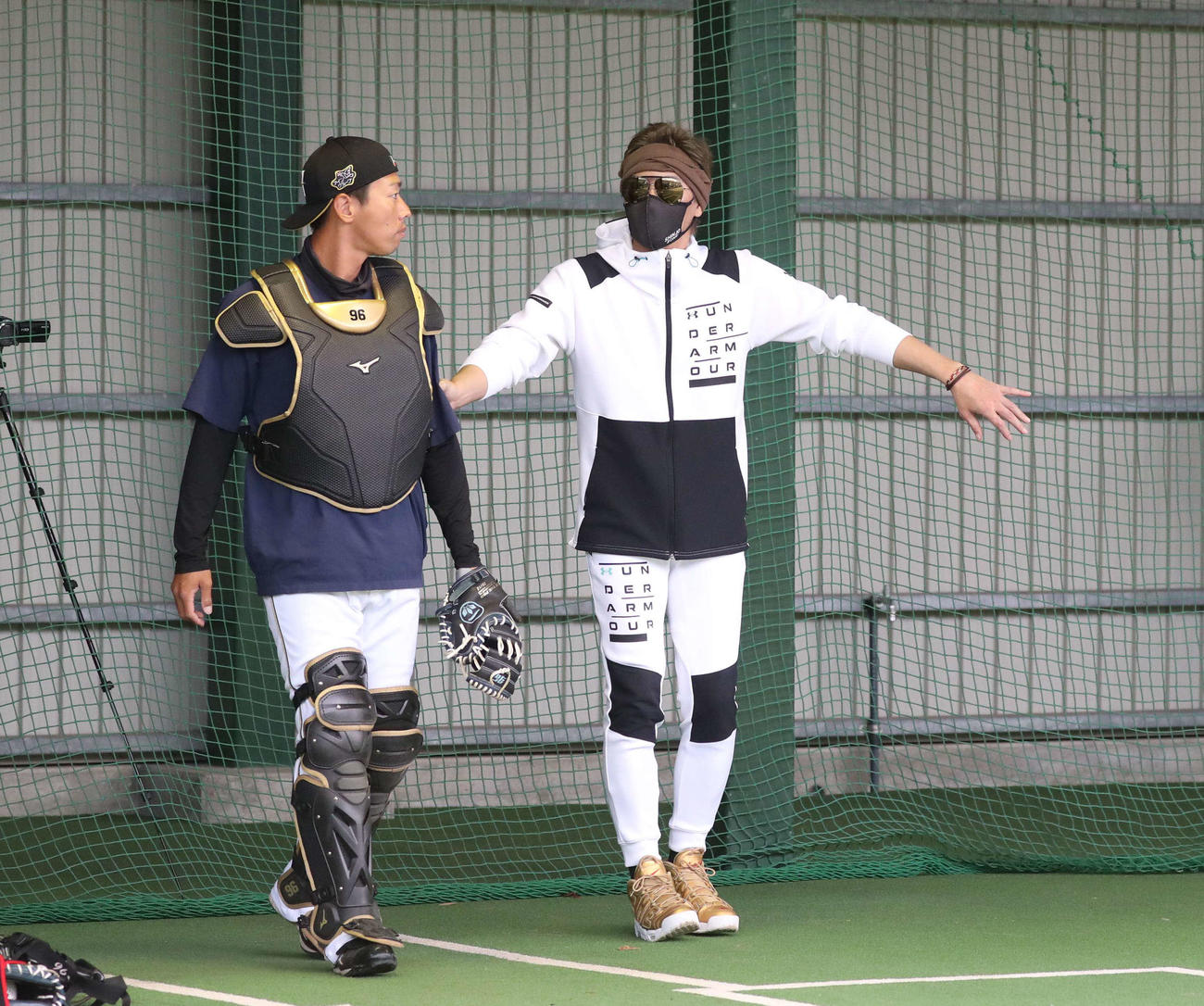 ブルペンで捕手を普段より下げて投球させる新庄監督（撮影・黒川智章）
