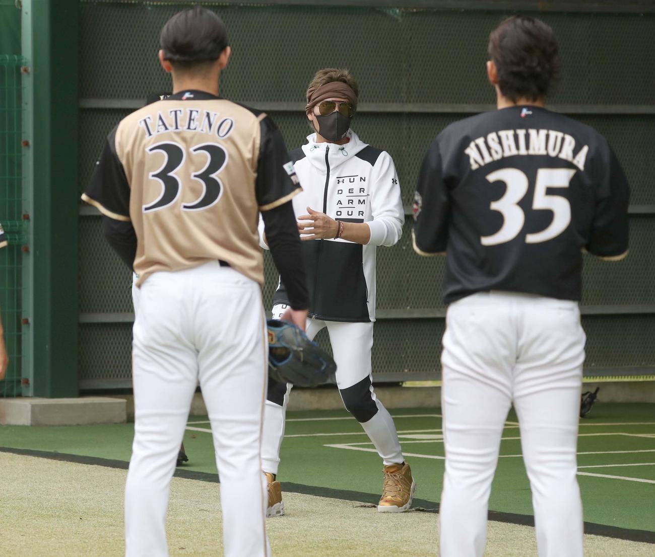 ブルペンで投手に指示を出す新庄監督（撮影・黒川智章）