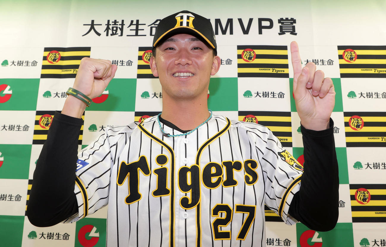 ポーズをとる、月間MVPを受賞した阪神伊藤将司