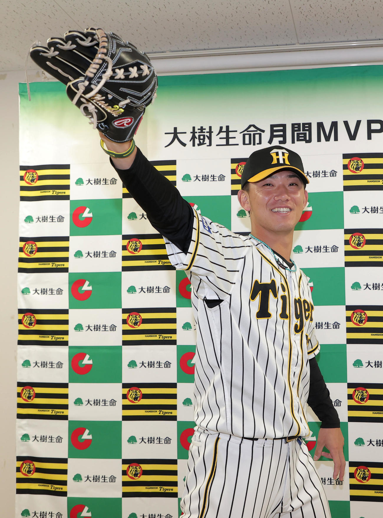ポーズをとる月間MVPを受賞した阪神伊藤将司