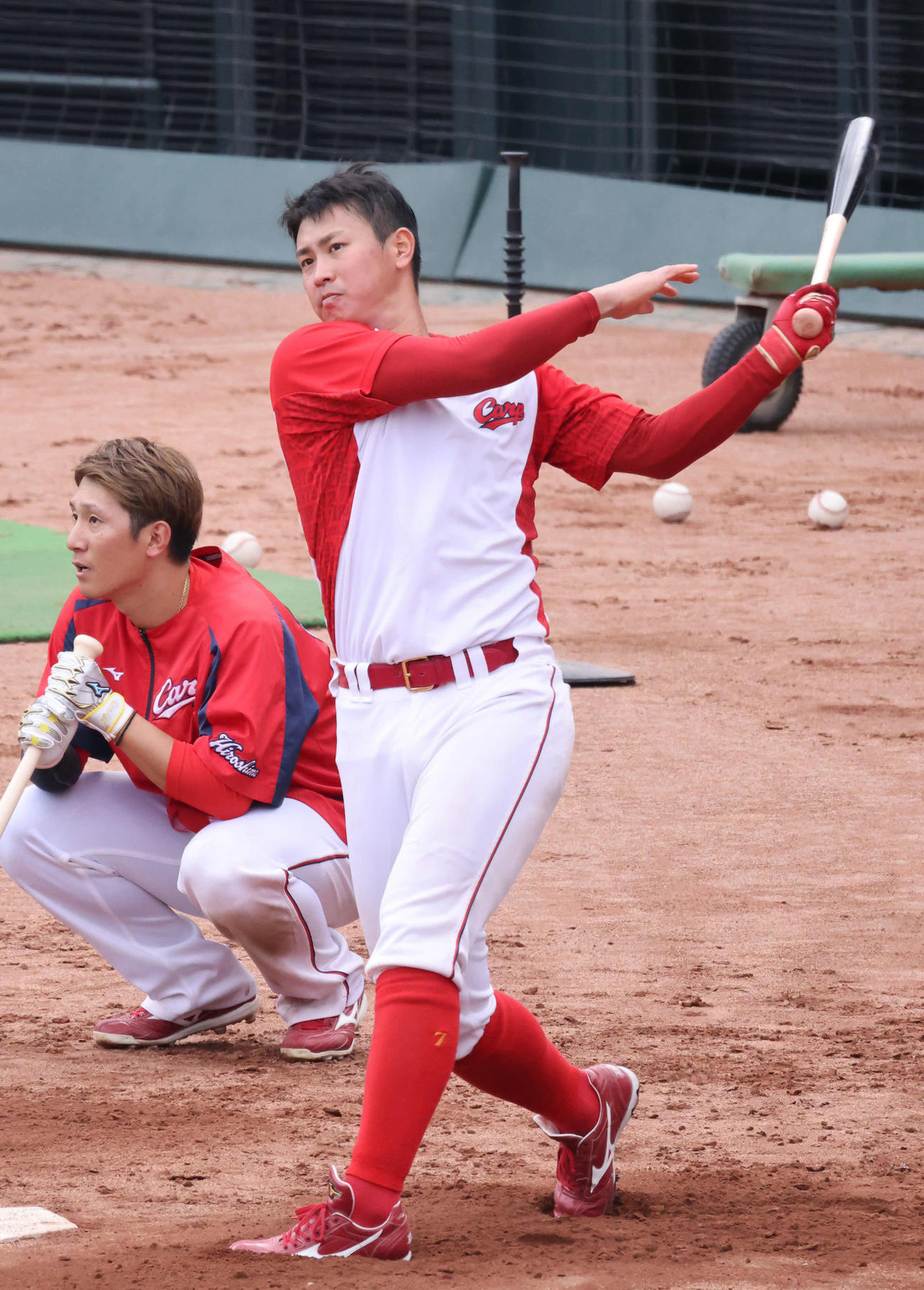 広島秋季練習　ロングティーを行う堂林。左は西川（撮影・加藤孝規）