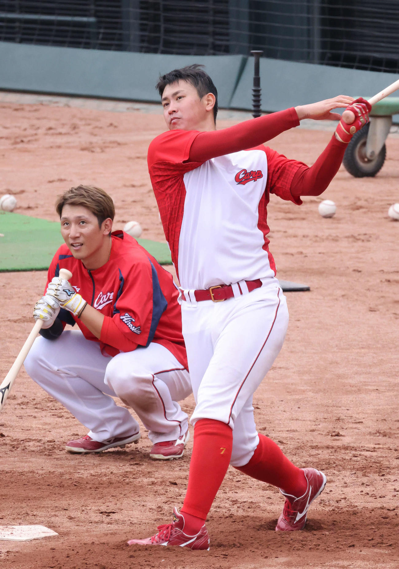 広島秋季練習　ロングティーを行う堂林。左は西川（撮影・加藤孝規）