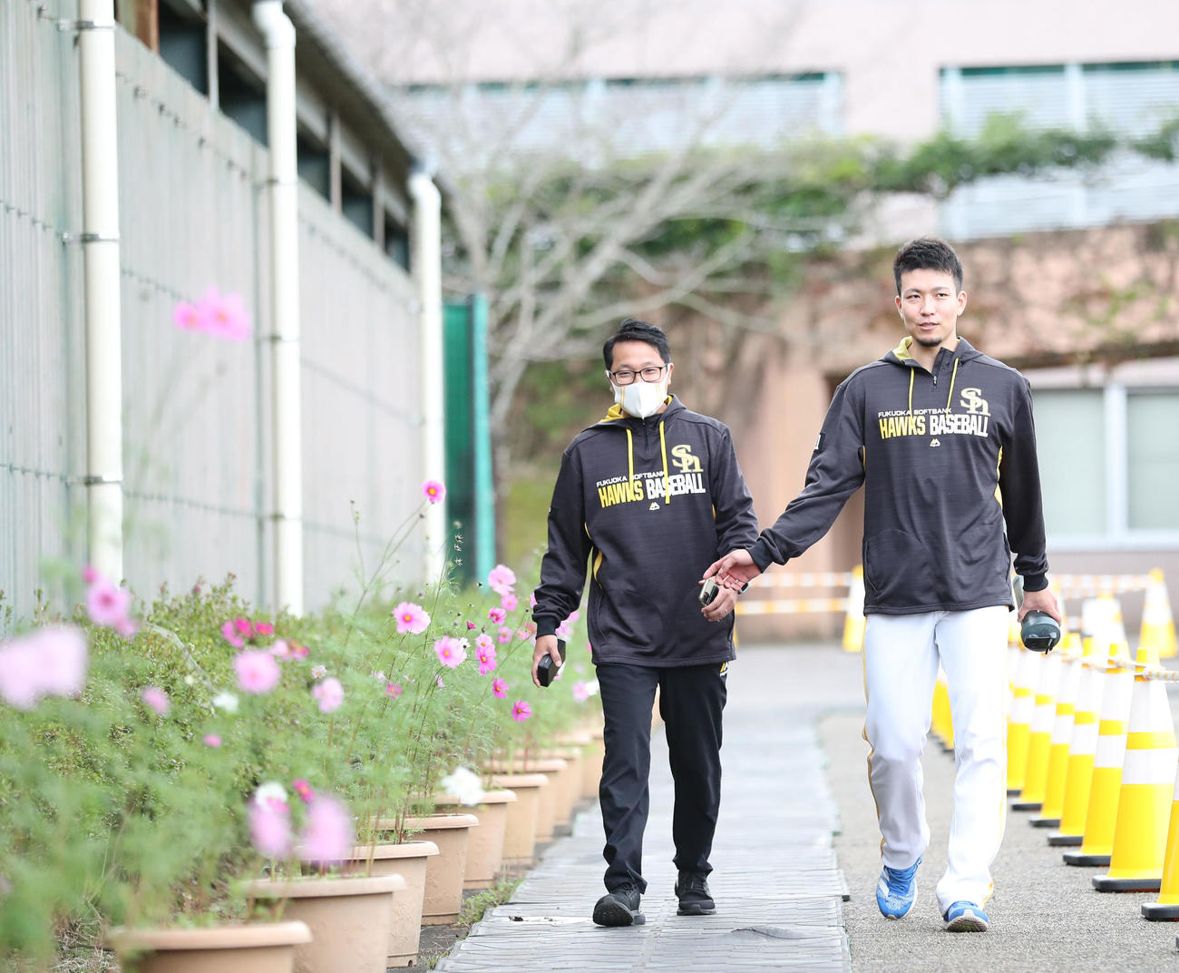 体幹トレーニングのために室内練習場に向かう千賀滉大（撮影・梅根麻紀）