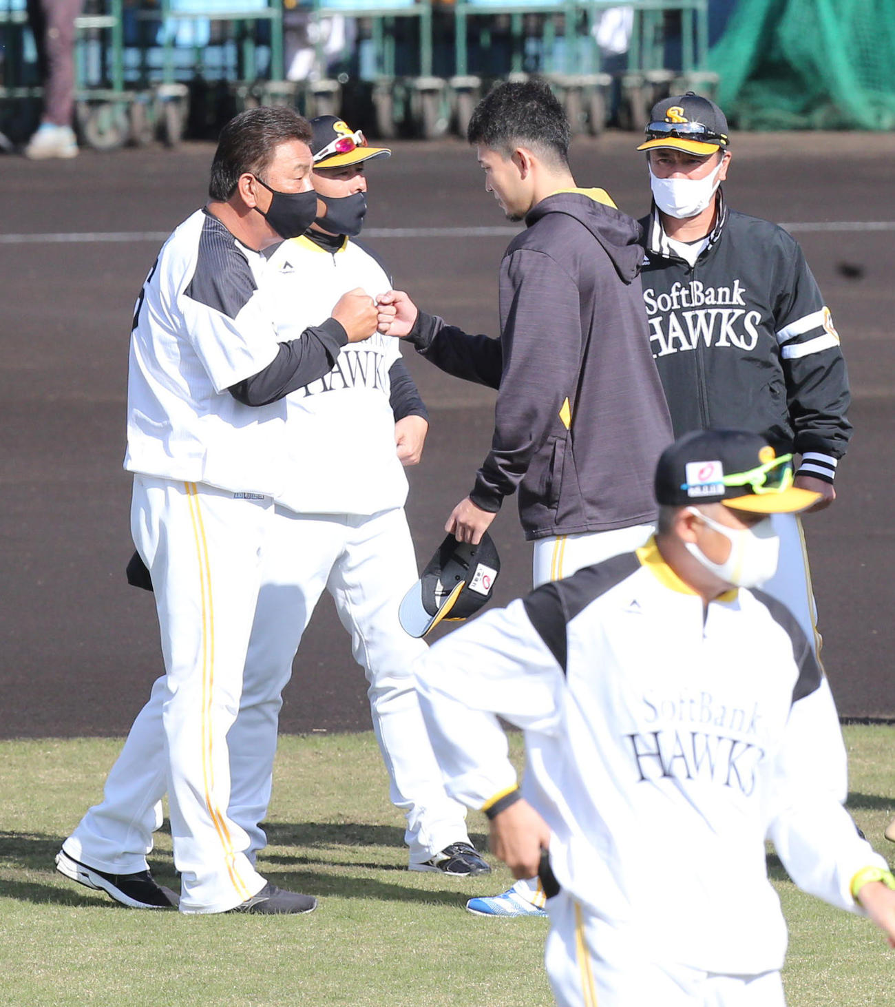 秋季キャンプに合流した千賀は藤本監督（右）にあいさつ（撮影・梅根麻紀）