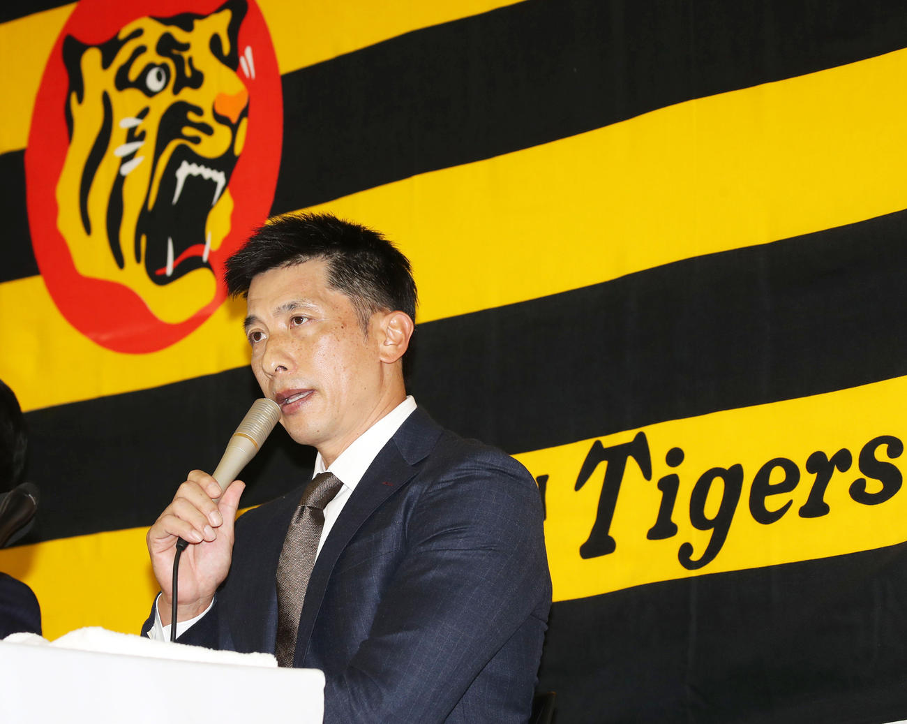 オーナー報告を終え会見する矢野監督（撮影・加藤哉）