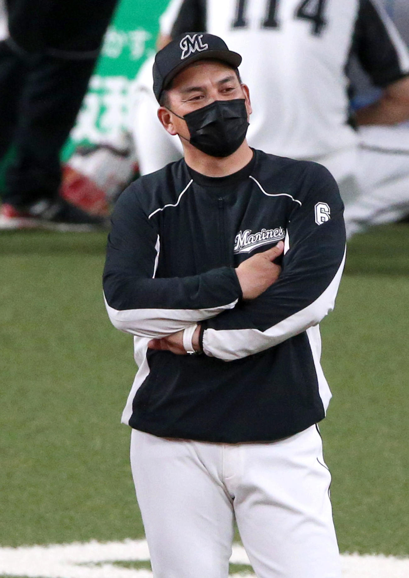リラックスした表情で練習を見守るロッテ井口監督（撮影・上山淳一）