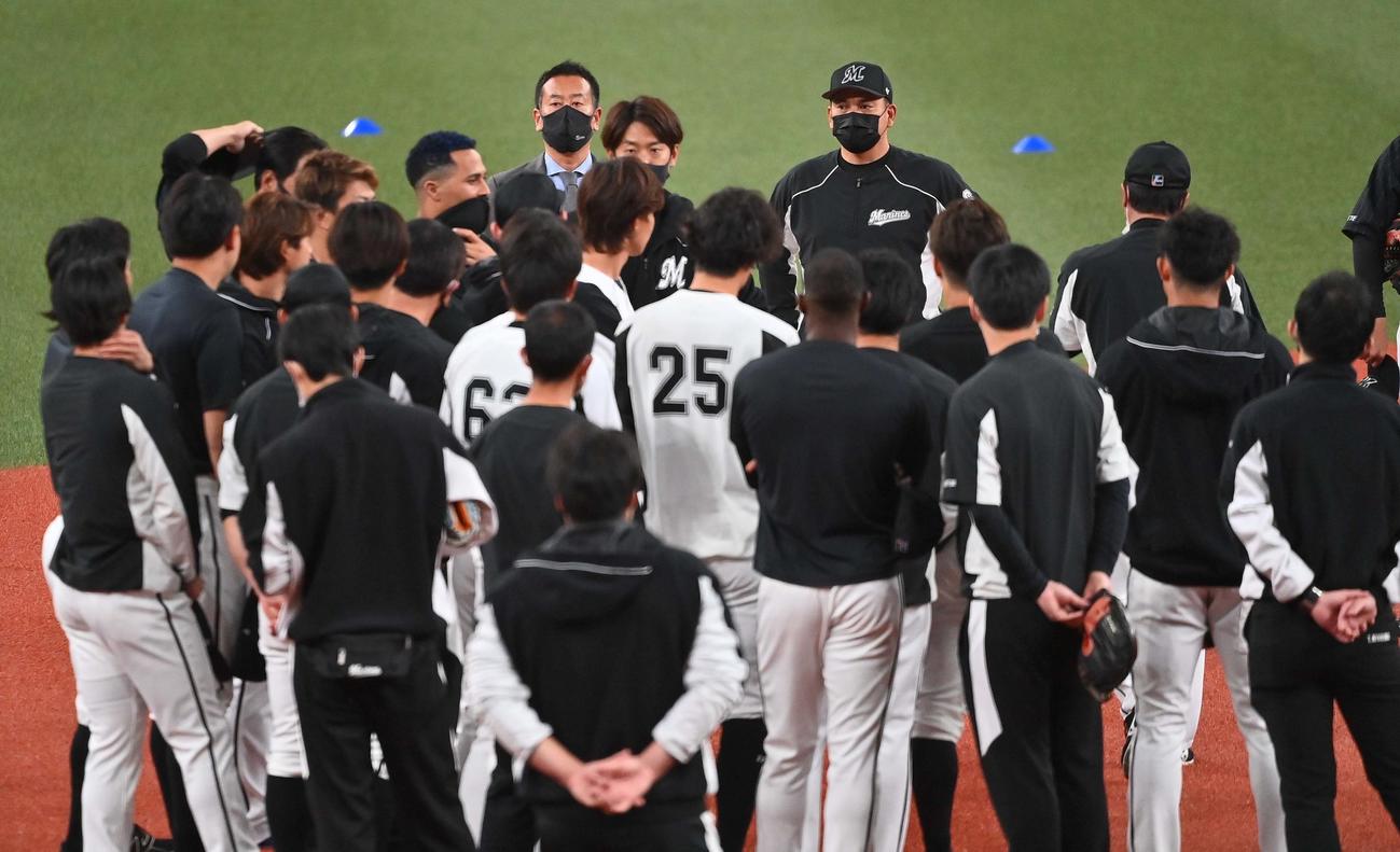 練習前に円陣を組むロッテナイン。奥中央は井口監督（撮影・上田博志）