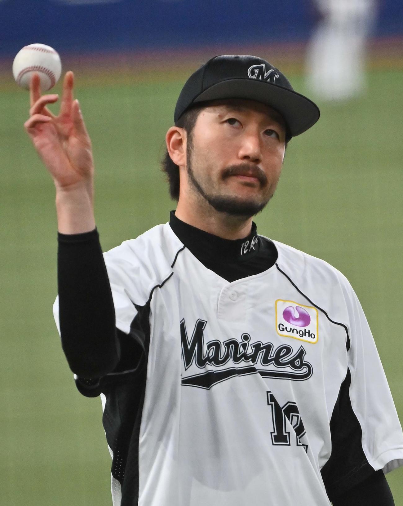 キャッチボールで調整する石川歩（撮影・上田博志）