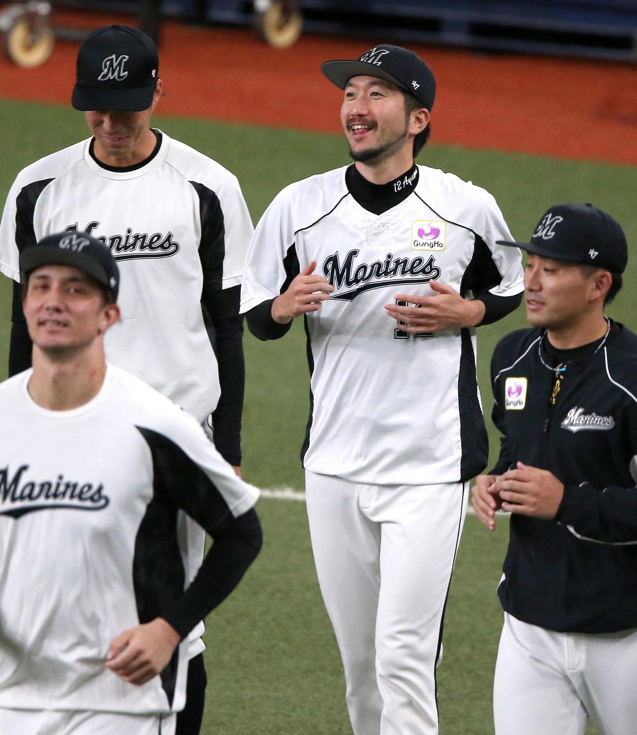 ロッテ石川（右から2人目）はリラックスした表情でアップする（撮影・上山淳一）