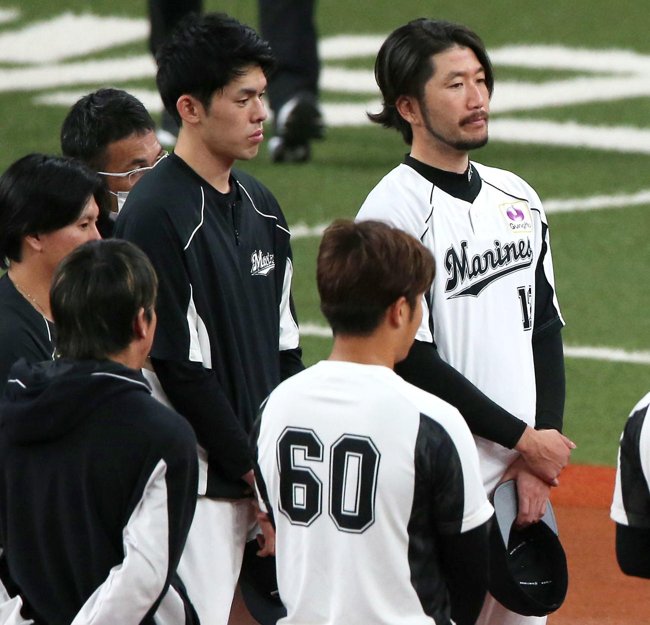円陣を組み話を聞くロッテ石川（右）、佐々木朗ら（撮影・上山淳一）