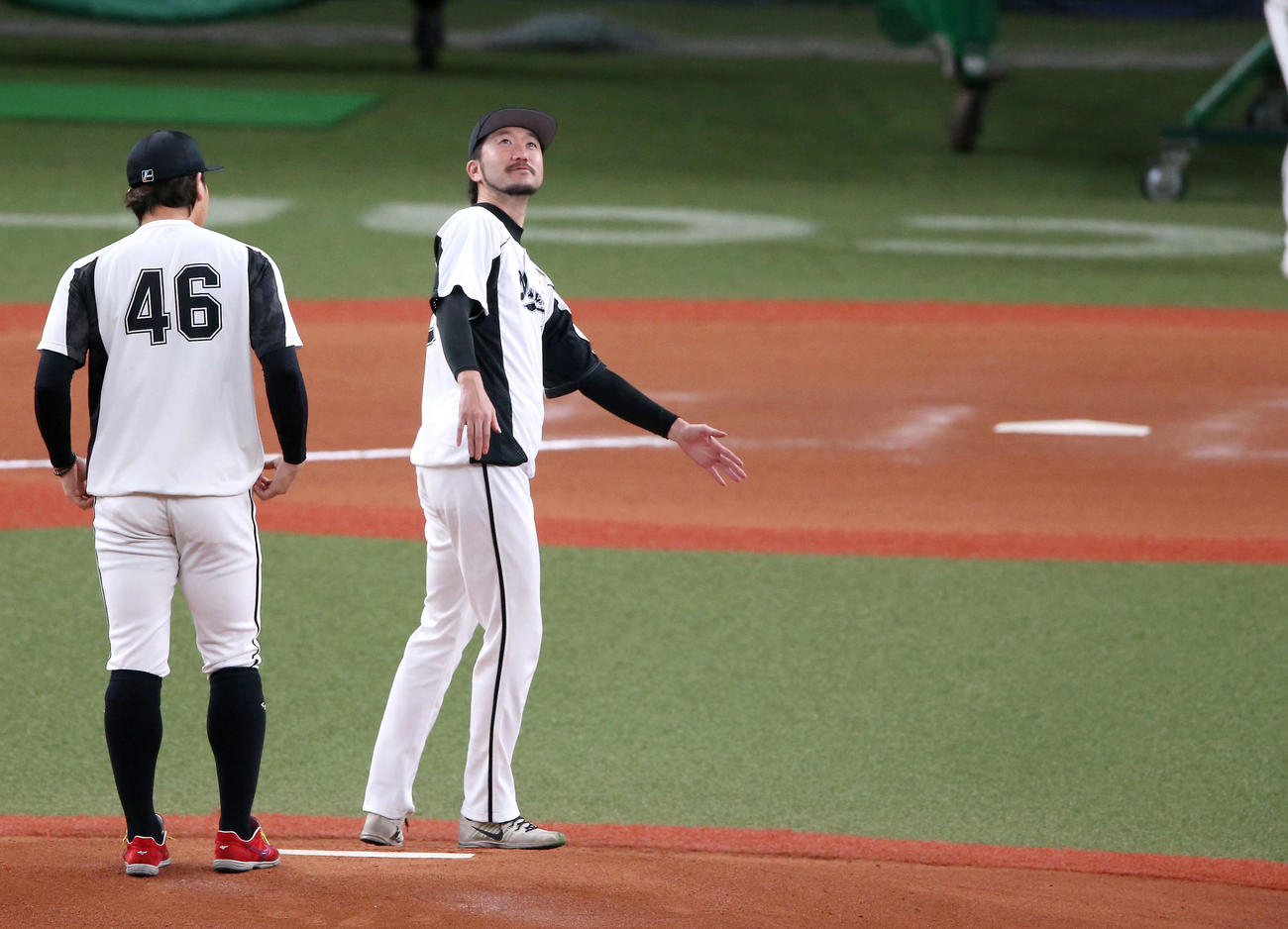 ロッテ石川（右）は京セラドーム大阪のマウンドを確かめる（撮影・上山淳一）