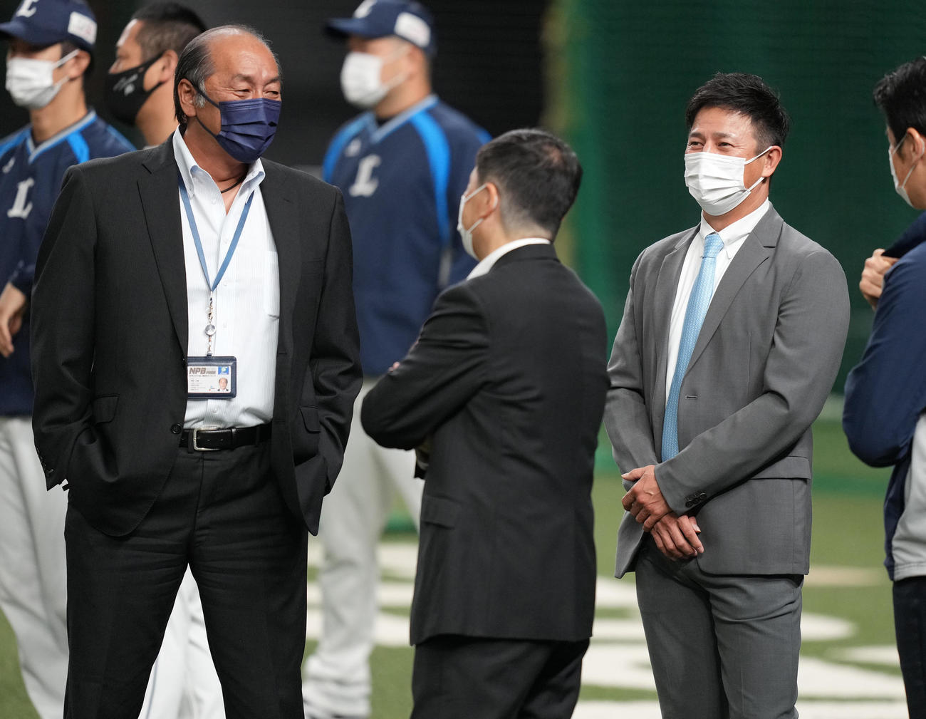 渡辺GM（左）と談笑する西武平石打撃コーチ（撮影・鈴木みどり）