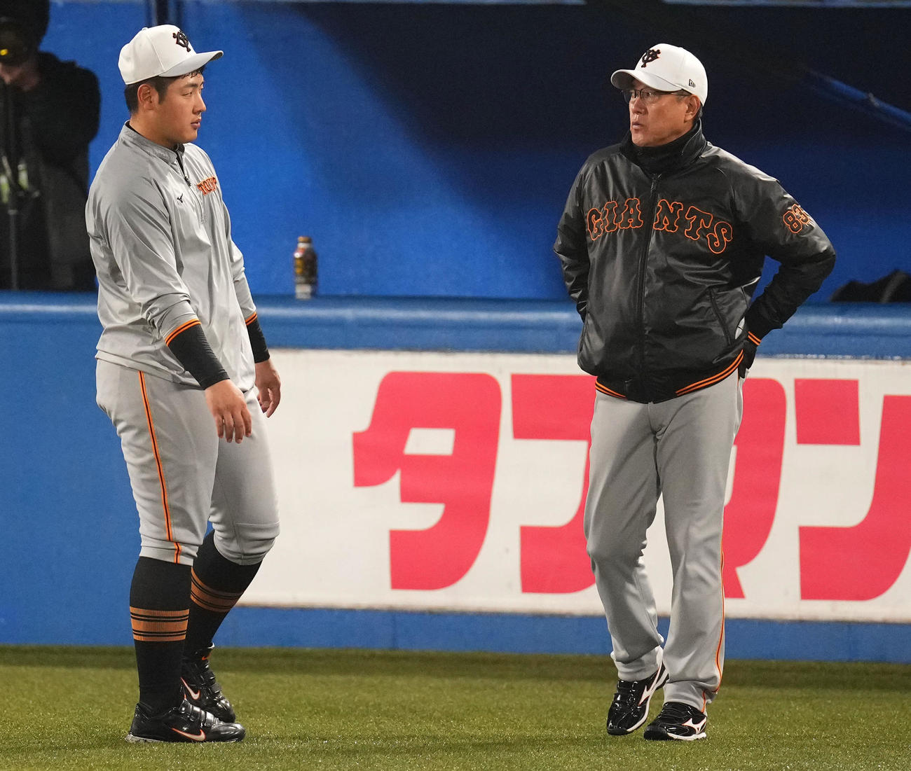 言葉を交わす巨人原監督（右）と岡本和（撮影・横山健太）