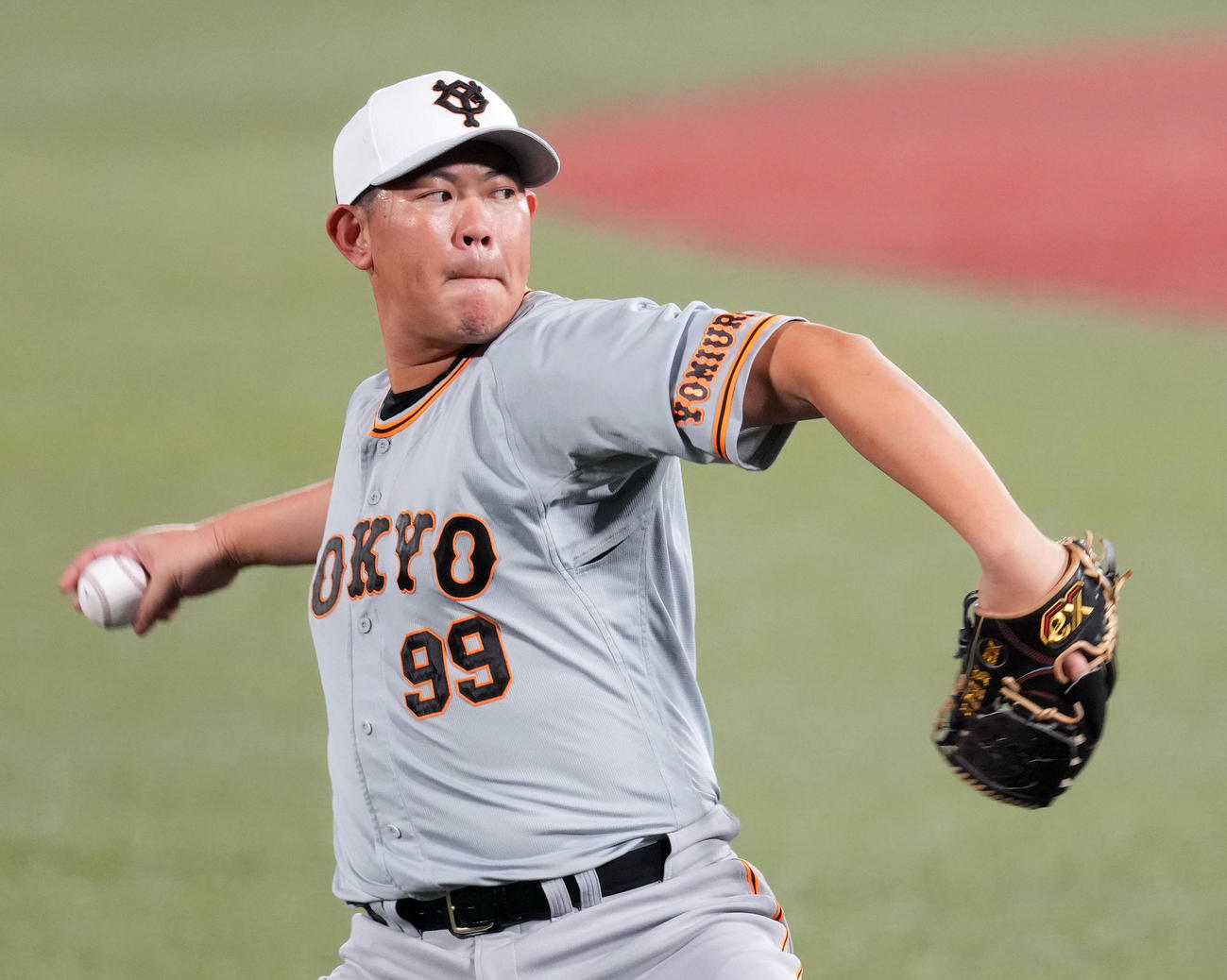 キャッチボールをする巨人山口（撮影・横山健太）