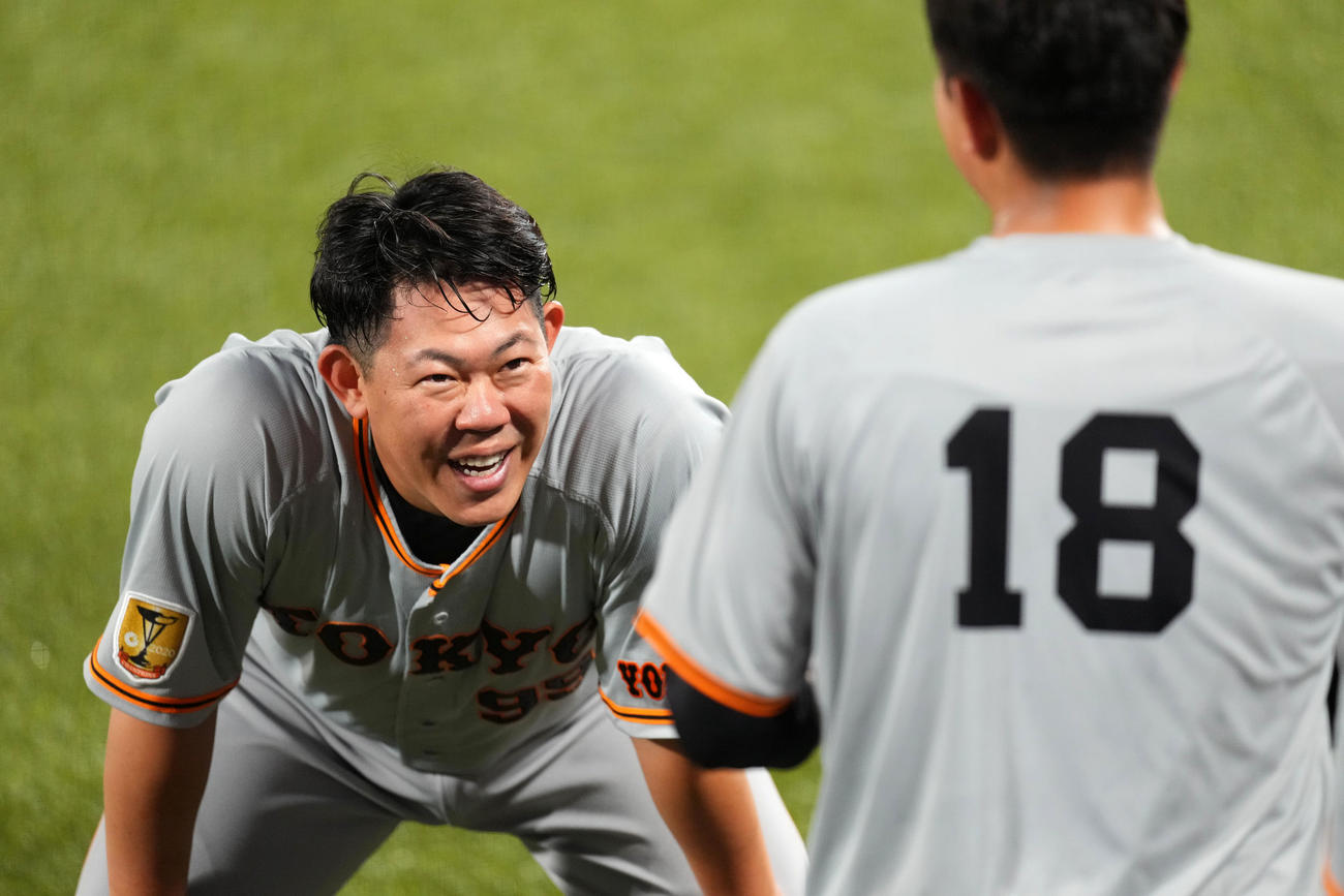 巨人菅野（右）と談笑する山口（撮影・横山健太）