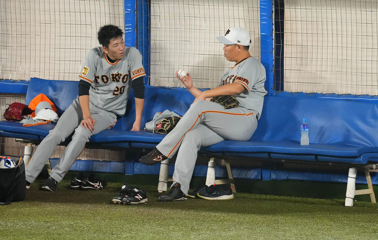 巨人戸郷（左）に球の握りを教える山口（撮影・横山健太）