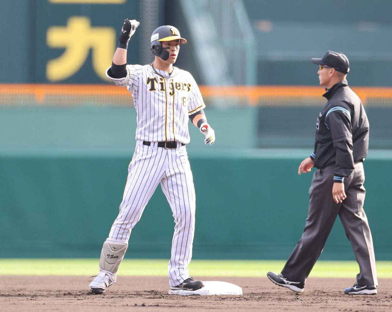 ＣＳ第2戦、先制打を放ちガッツポーズの阪神佐藤輝明＝2021年11月7日