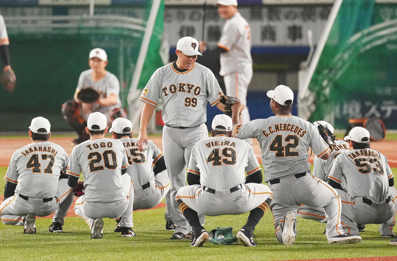 ノックを終えタッチを交わす巨人山口（中央）（撮影・横山健太）