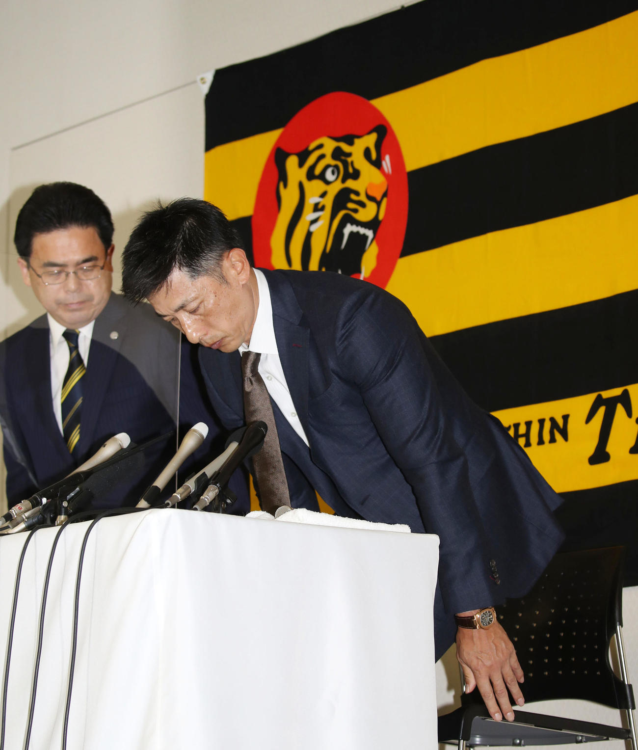 オーナー報告を終え会見した矢野監督。左は谷本副社長（撮影・加藤哉）
