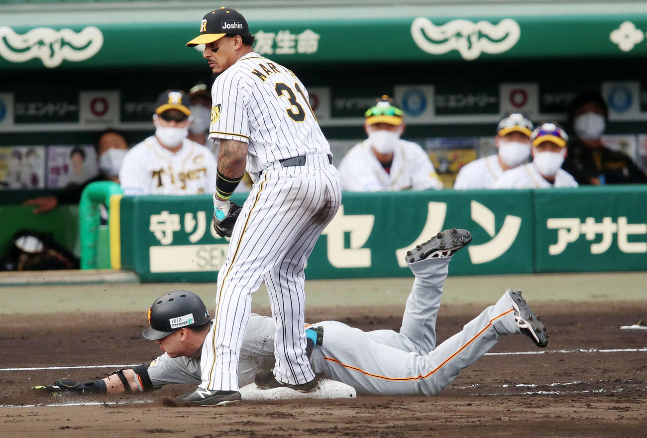 阪神対巨人　5回表巨人無死、丸は二塁への打球でヘッドスライディングし内野安打とする。一塁手マルテ（2021年11月6日撮影）