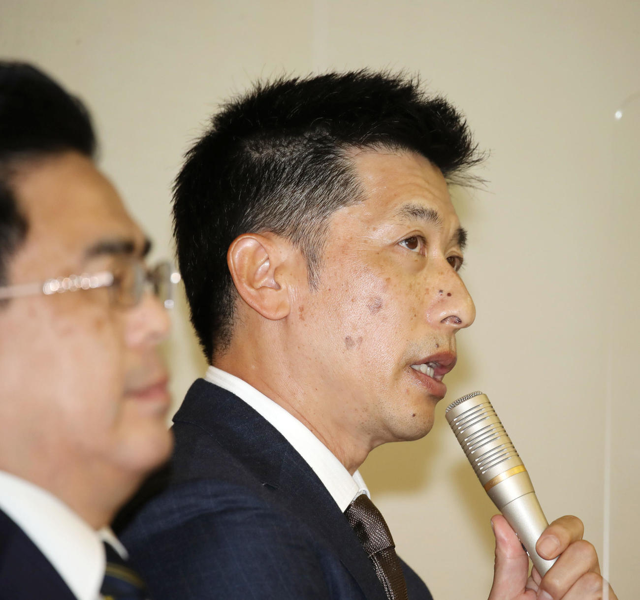 オーナー報告を終え会見する矢野監督と左は谷本副社長（撮影・加藤哉）