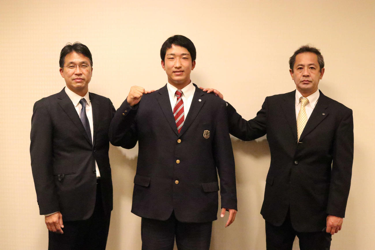 仮契約を終え、日本ハム大渕スカウト部長（左）、高橋スカウト（右）と記念撮影するドラフト2位の千葉学芸・有薗（撮影・小林憲治）