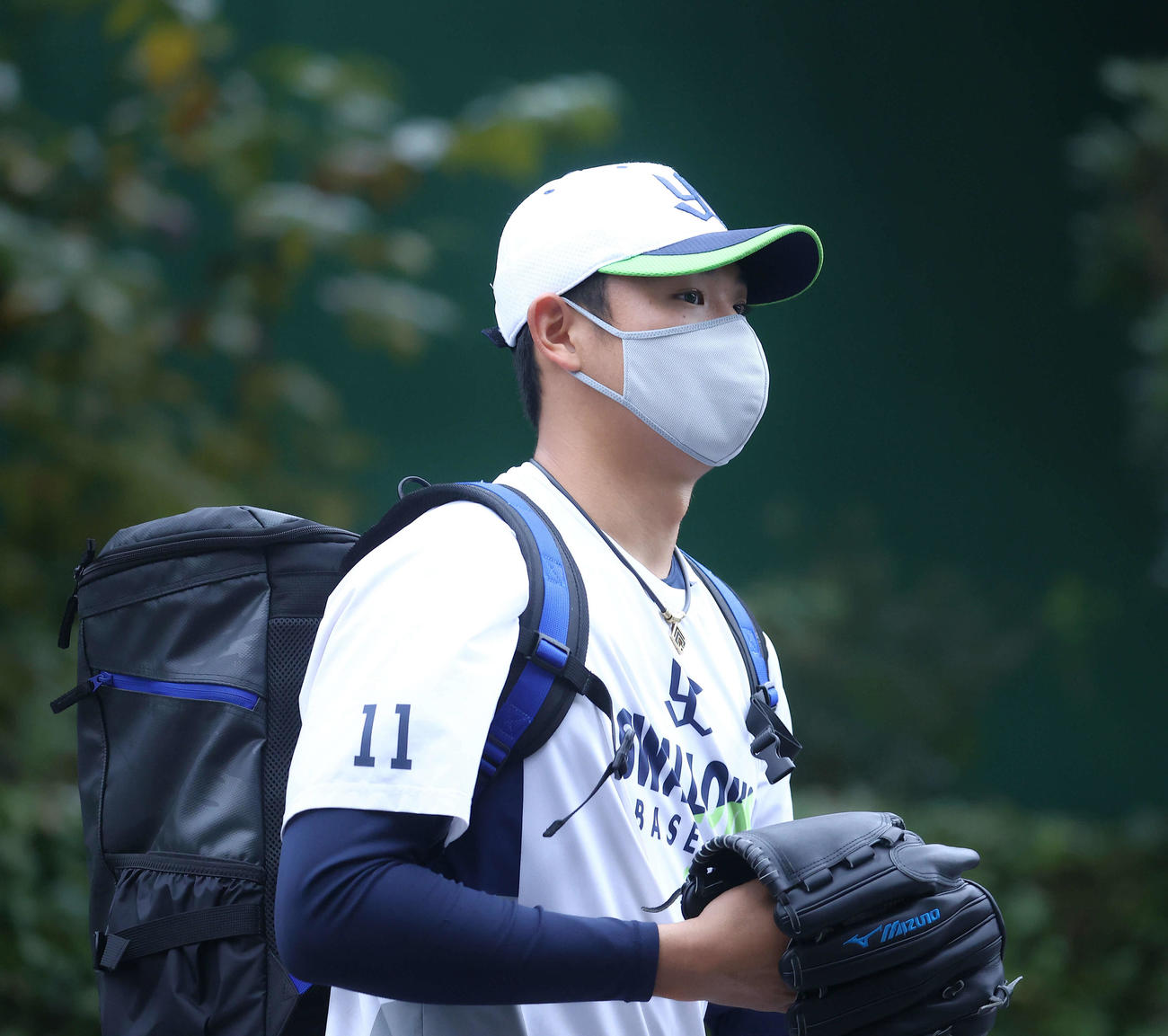 練習を終え引き揚げるヤクルト奥川（撮影・河田真司）