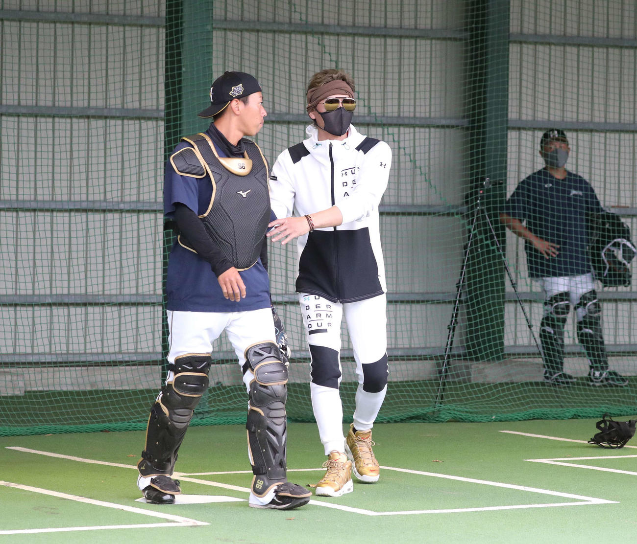 ブルペンで捕手の位置を指示する新庄監督（撮影・黒川智章）