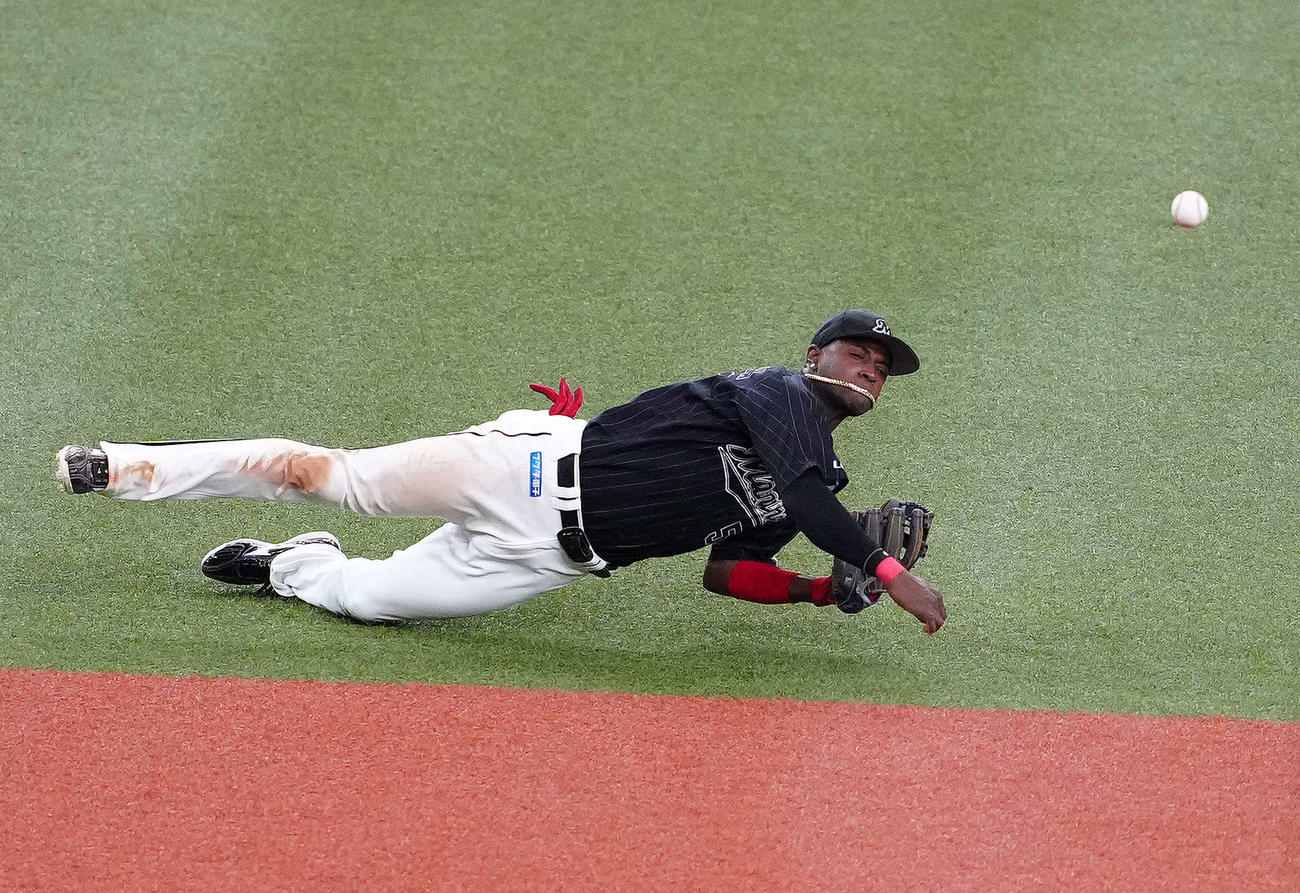 オリックス対ロッテ　6回裏オリックス1死二塁、安達の打球を処理し遊ゴロとするエチェバリア（撮影・江口和貴）