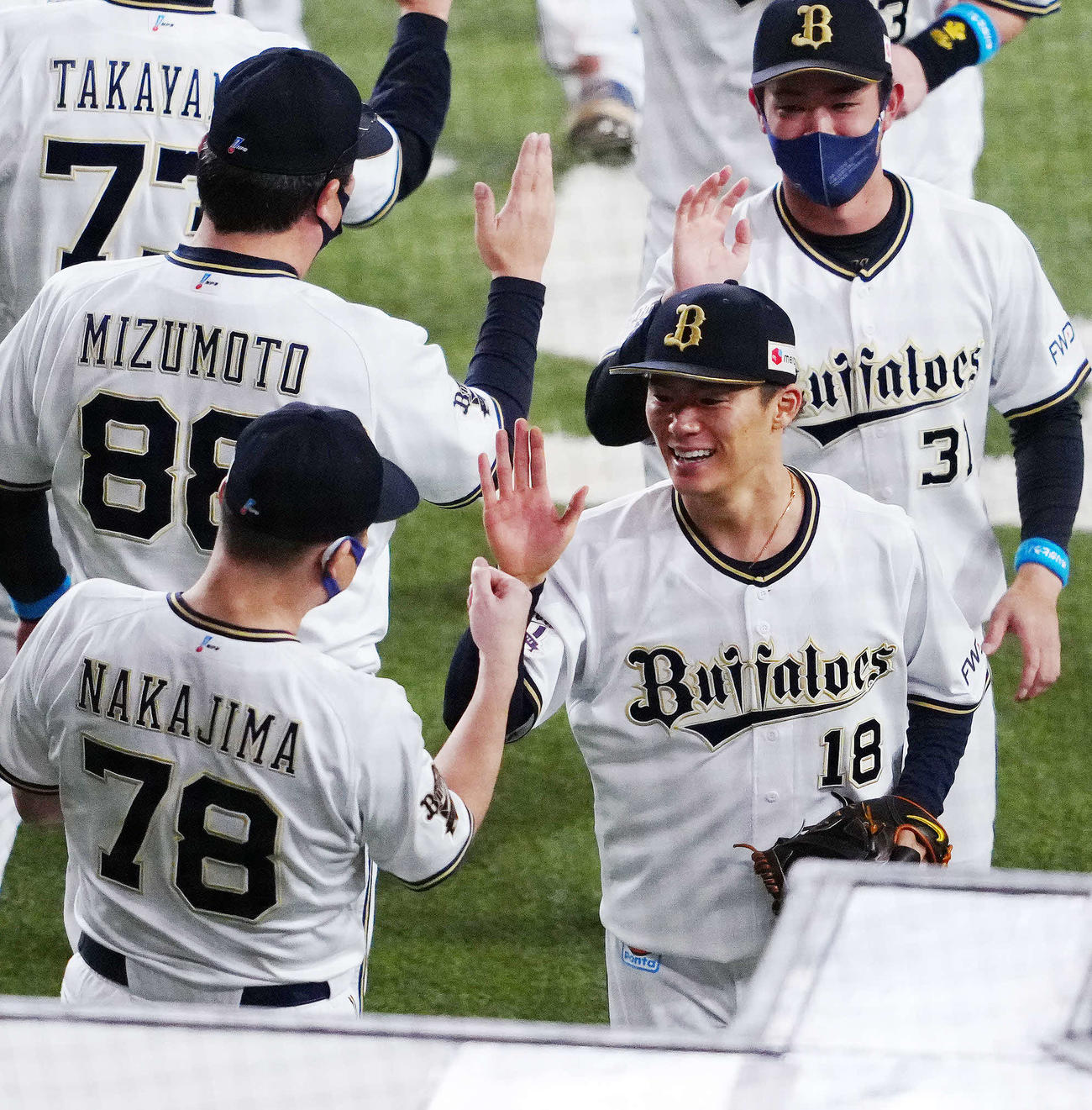 オリックス対ロッテ　完封勝利を挙げ、オリックス中嶋監督（手前左）とタッチをかわす山本（撮影・江口和貴）